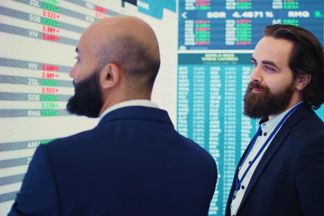 الفرق بين العقود الآجلة والمستقبلية | دليل شامل مع نماذج PDF